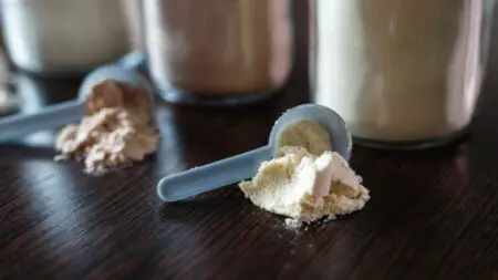 Rozdiel medzi kazeínom a srvátkovým proteínom