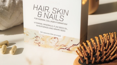 Biotín a vlasy: Naozaj zastaví padanie alebo ide o mýtus?