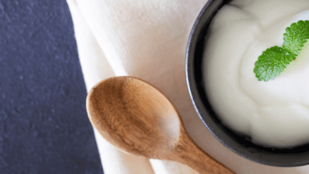 Biely jogurt: Kalórie, benefity a 3 spôsoby, ako ho oživiť