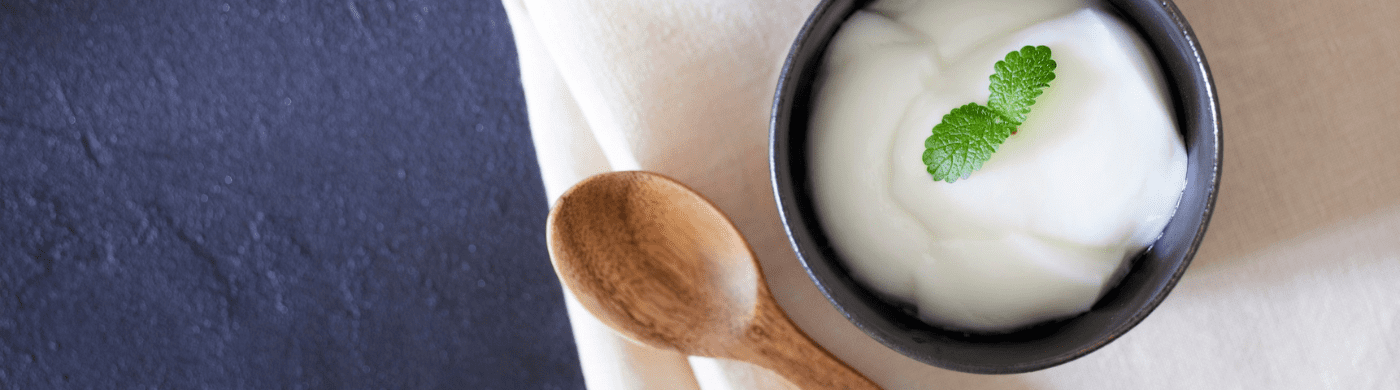 Biely jogurt: Kalórie, benefity a 3 spôsoby, ako ho oživiť