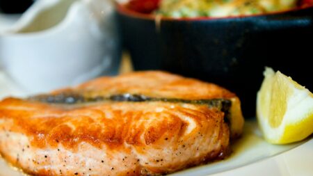 Medzi potraviny s vysokým obsahom bielkovín patrí aj losos
