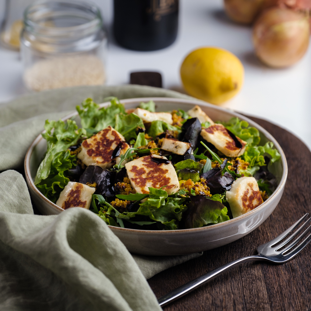Salad with lettuce, grilled halloumi cheese, quinoa and balsamic. Healthy delicious food